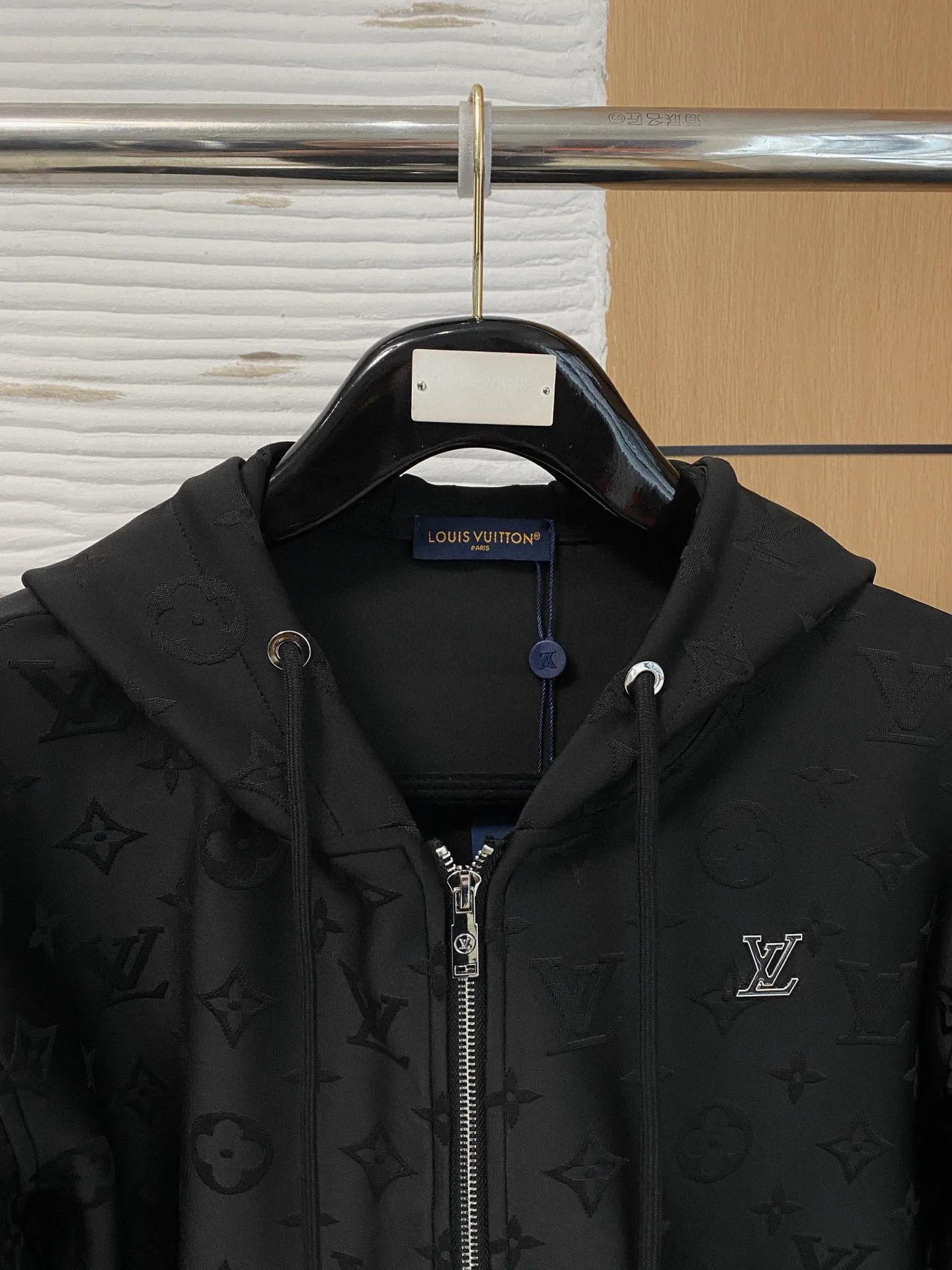 🅿️720 LV hot-selling suit is coming. Focus on the original version of the official website. 2025 new hot-selling cardigan suit. The original order is the best. 🇭🇰The meticulous work of top designers. It has a fitting and perfect upper body effect. All-natural high-quality Tencel Roman cotton 100%, close-fitting comfort, noble and elegant! Original hardware embodies elegance and nobility! Counter size: M-3XL (maximum wear up to 190 pounds)